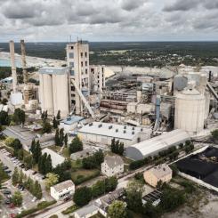 Karl Melander/TT: Heidelbergs cements fabrik i Slite på Gotland välkomnar beslutet om att bygga nya elkablar till ön, men vill ha se dem i drift tidigare än 2031 för att klara omställningen till en klimatvänligare produktion. Arkivbild.