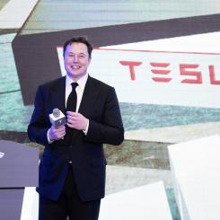 Ding Ting AP/TT.: Elon Musk vid ett tidigare besök på Tesla-fabriken i Shanghai. Arkivbild.
