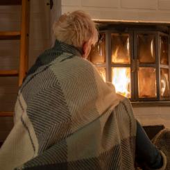 Martina Holmberg / TT: Dags fylla på vedförrådet. Elbrist hotar några vintrar bort. Arkivbild.