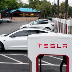 Jae C Hong/AP/TT: Tesla steg ytterligare på börsen efter besked om ett avtal med konkurrenten General Motors.
