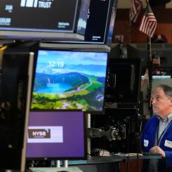 Seth Wenig/AP/TT: Handlarna på Wall Street väntar spänt på veckans besked om styrräntan. Arkivbild.
