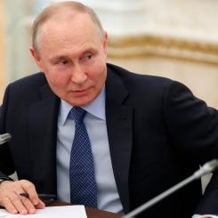 Gavriil Grigorov/AP/TT: I en tv-sänd kommentar meddelade president Vladimir Putin att Ryssland "funderar" på att lämna spannmålsavtalet. Arkivbild.