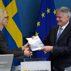 Marko Säävälä/TT: OECD:s generalsekreterare Mathias Cormann lämnar över en färsk OECD-rapport om svensk ekonomi till finansminister Elisabeth Svantesson (M).