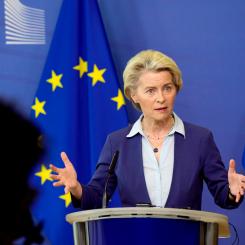 Virginia Mayo/AP/TT: EU-kommissionens ordförande Ursula von der Leyen presenterar sina nya förslag på en presskonferens i Bryssel.