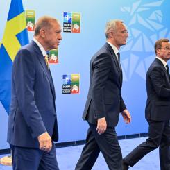 Henrik Montgomery/TT: Turkiets president Recep Tayyip Erdogan och statsminister Ulf Kristersson tillsammans med Natos generalsekreterare Jens Stoltenberg (mitten) på Natotoppmötet i Vilnius. Relationerna mellan Turkiet och Sverige ska nu stärkas inom flera områden, däribland handel.