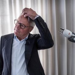 Magnus Hjalmarson Neideman/SvD/TT: ABB:s vd Björn Rosengren visar korten. Arkivbild.