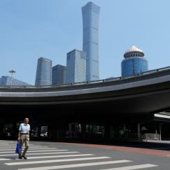 Ng Han Guan AP/TT: Den kinesiska ekonomin saktar in. I bakgrunden Pekings centrala finansdistrikt.