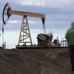 Dmitry Lovetsky/AP/TT: Oljepristaket har påverkat de ryska exportintäkterna. På bilden en oljerigg i Usinsk i norra Ryssland. Arkivbild