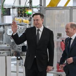Patrick Pleul AP/TT: Teslas vd Elon Musk och tyske förbundskanslern Olaf Scholz i samband med öppningen av elbiltillverkarens fabrik i Grünheide i östra Tyskland. Arkivbild.
