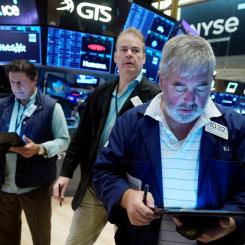 Richard Drew/AP/TT: Handlarna på Wall Street följde fredagens marknadsrörelser med intresse.