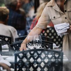 Stina Stjernkvist/TT: Restaurangbranschen är en av de branscher som drabbats hårt. Arkivbild.