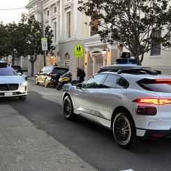 Terry Chea/AP/TT: Två självkörande taxibilar tillhörande Waymo möts på en gata i San Francisco.