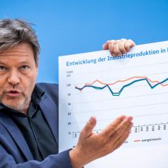 Michael Kappeler AP/TT: Tysk ekonomi uppvisar flera negativa tendenser. På bilden landets närings- och klimatminister Robert Habeck i samband med att han presenterade regeringens ekonomiska prognos i våras. Arkivbild.