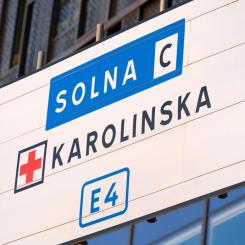 Henrik Montgomery/TT: Vägskylt till Karolinska universitetssjukhuset i Solna. Arkivbild.
