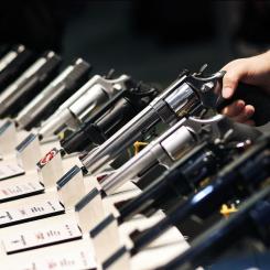John Locher/AP-TT: Aktien i Smith &|Wesson, som bland annat tillverkar revolvrar, steg kraftigt på New York-börsen. Arkivbild.