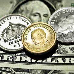 Claudio Bresciani/TT: Svenska kronor på en dollarsedel. Arkivbild.