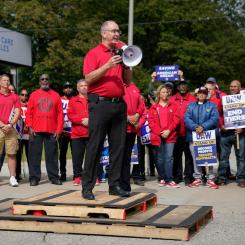 Evan Vucci/AP/TT: UAW:s ordförande Shawn Fain leder strejkprotester, med bland andra president Joe Biden som åhörare.