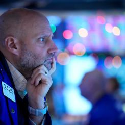Seth Wenig/AP/TT: Handlarna på Wall Street hade en del att tänka på under onsdagen.