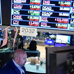 Seth Wenig/AP/TT: Handlarna i börshuset i New York noterade att S&P500-index närmade sig toppnivån från 2022. Arkivbild.
