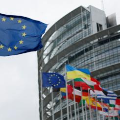 Jean-Francois Badias/AP/TT: EU-flaggan vid Europaparlamentet i Strasbourg. Arkivbild.