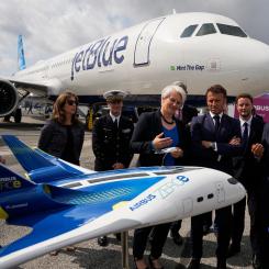 Michel Euler/AP/TT: Frankrikes president Emmanuel Macron studerar en modell av ett Airbus Zero, en modell som är tänkt att drivas enbart av vätgas. Arkivbild.