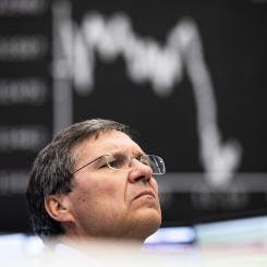 Michael Probst AP/TT: Mäklare på Frankfurtbörsen spanar ut över skärmarna. Arkivbild