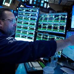 Richard Drew/AP/TT: Alla tre stora index tappade mark på New York-börsen på tisdagen. Arkivbild.