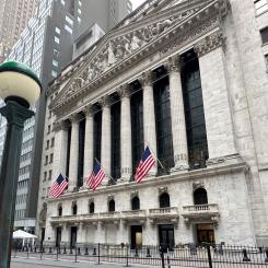 Peter Morgan/AP/TT: Exteriörbild på New York-börsen.