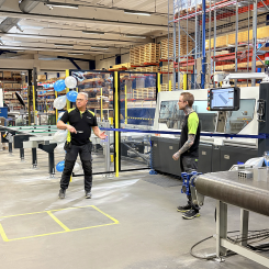 Från vänster: Krister Ståhlgren, lager- & produktionschef och Adam Hulthén, produktion, på Alutrade. Foto: Alutrade