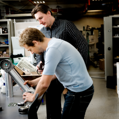 Året var 2008 och världens första kommersiellt gångbara cobot utvecklas. På bilden är två av URs grundare Esben Østergaard och Kristian Kassow. Foto: Universal Robots