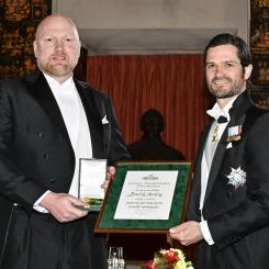 Prins Carl Philip överlämnar Kungl. Patriotiska Sällskapets Näringslivsmedalj till David Modig, Modig Machine Tool, vid en ceremoni på Riddarhuset i Stockholm den 8 maj 2023. Foto: Jonas Ekströmer / TT.