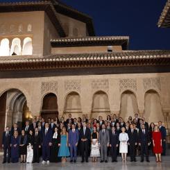 EU2023- I samband med Europeiska politiska gemenskapens möte poserar den spanska kungen, Felipe VI och drottningen Letizia, samt EU:s ministrar och delegationer för en familjebild under ett besök i Los Palacios Nazaríes de la Alhambra i Granada—Spanien den 5 oktober 2023. Foto: Spaniens EU-ordförandeskap. Kredit: Flickr. Pool PEUE/Javier Etxezarreta