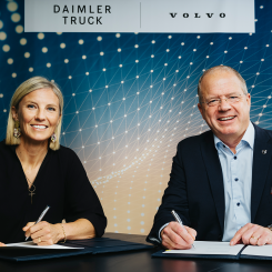 Undertecknande av avtalet. Foto: Volvo