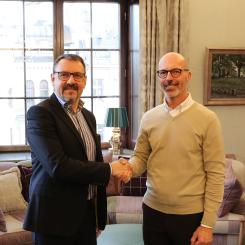 Lars Fredin, vd för Dacke Industri och Johan Amnéus, tidigare ägare av G-TEK. Foto: Dacke Industri