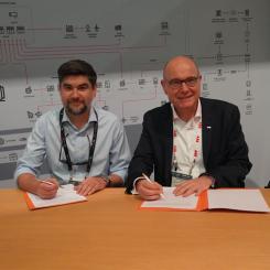 Nicolás Rivera, Codelco och Joachim Braun, ABB, skriver under avtalet. Foto: ABB