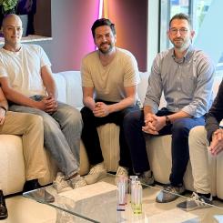 Tre grundare flankerade av AI Gothenburgs Viktor Gold och Michael Yngfors: Mikael Karlgren, Barrion, Niclas Lundgren, Konfliktkollen och Christian Fleischer, Cognivity AI. Foto: AI Gothenburg / Business Region Göteborg