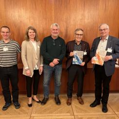 Det nya utbildningsmaterialet om analytisk kemi lanserades på Jernkontoret vid kemistämman 2024. Delar av arbetsgruppen som producerat utbildningsmaterialet fanns på plats. Från vänster: Alexander Henrich, Höganäs Sweden, Helena Ekström, SSAB Europe i Borlänge och ordförande i TO 45, Leif Bergstrand, tidigare anställd vid SSAB Europe i Borlänge, professor emeritus Ari Ivaska, Åbo akademi och Lars-Henrik Österholm, tidigare forskningschef för TO 45. Foto: Jonas Gurell, Jernkontoret

 