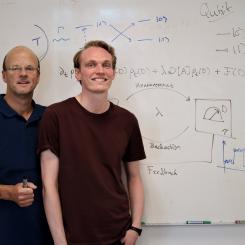  Fysikforskarna Peter Samuelsson och Björn Annby-Andersson framför den nya ekvationen. Foto: Johan Lindskoug