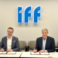 Antti Salminen, vd på Kemira och Erik Fyrwald, vd på IFF, undertecknar avtalet. Foto: Kemira