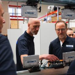 Mats Wedell, Business Manager Wood med Henrik Hörstadius, SystemProduktion, i Limabs fabrik på huvudkontoret i Göteborg. Foto: Limab