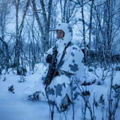 Syftet med ponchon är att försvåra att soldaten som bär den ska upptäckas av termiska sensorer, eller UV-sensorer för den arktiska versionen. Foto: Saab