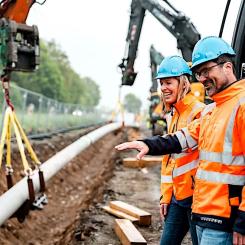 Badenova Netz tekniska direktör Julie Bürkle-Weiss och projektledare H Wölfle övervakar arbetet med att lägga den första vätgaspipelinen i södra Tyskland. Foto: Badenova Netze