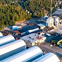 Ardaghs glasfabrik i Limmared, som är engagerat i hållbara förpackningslösningar, kommer att producera 2,1 ton grön vätgas per dag innan årets slut. Denna vätgas kommer att ersätta en del av det naturgas som används idag och samtidigt minska anläggningens totala koldioxidutsläpp. Ardagh kommer att använda vattenkraft för att producera vätgas med hjälp av elektrolysören från Plug. Foto: Ardagh