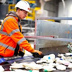 Återvinning av HDPE-mjölkflaskor vid Biffas anläggning i brittiska Redcar. Bolaget uppger att 10 miljarder flaskor har återvunnits sedan starten. Foto: Biffa
