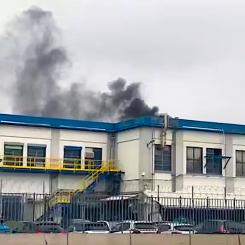 Rök stiger upp ovanför en byggnad vid Elkems kemiska anläggning, som drabbats nyligen av en misstänkt vätgasexplosion, i Saint-Fons (Rhône). Skärmavbild, kredit: FRANCE TÉLÉVISIONS