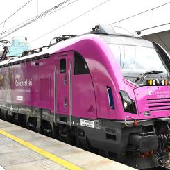 Utöver lokets nya utseende kommer resenärer att kunna se informationsfilmer ombord på PKP Intercitys tåg. Filmerna berättar om Czochralskis två viktigaste uppfinningar: kiselkristallmetoden och Metall B. foto: PKP