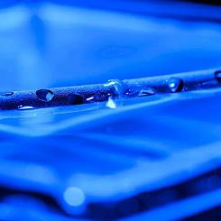 Metall behandlad med mikro- och nanostrukturer kan flyta på vatten, även efter att ha borrats med hål. Foto: University of Rochester