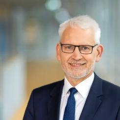 Unipers vd Michael Lewis. Uniper påpekar nu att marknaden och regleringen för grön energi, särskilt vätgas, inte har utvecklats tillräckligt för att möjliggöra de planerade investeringarna. Detta har skett i en kontext där de bredare energipriserna, inklusive naturgas, har sjunkit sedan augusti 2024. Foto: Uniper