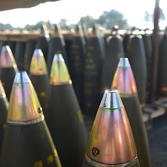 Ett antal 155 mm artilleriskott från finländska försvarsmaterialtillverkaren Nammo. Kredit: Brian E. Christiansen/Flickr (Creative Commons).