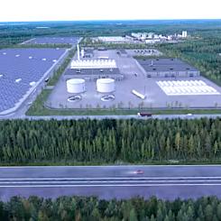 Den regionala utvecklingsbyrån NIHAK har tagit fram en preliminär illustrativ skiss över vätgasprojektet i Kurunpuhdo. På bilden syns, förutom vätgasproduktionsanläggningen, även den planerade biogasanläggningen och solkraftsparken i Kurunpuhdo-området. Bild: NIHAK